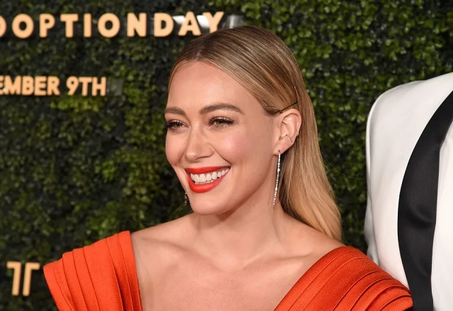 Hilary Duff’s Ribbed Dress Is the Winter-to-Spring Style We’ve Been Looking For