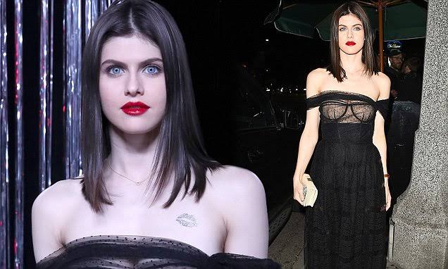 Bra- less Alexandra Daddario Dropped jaws as she wasn’t paying attention to her bralessness