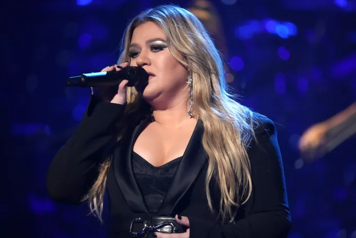 Kelly Clarkson Blows Fans Away With Performance of New Heartbreak Anthem