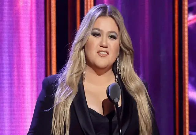 Kelly Clarkson shares emotional post as she makes bold statement ahead of birthday