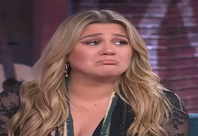 Kelly Clarkson Tears Up On Her Show When Discussing Her Daughter’s Dyslexia