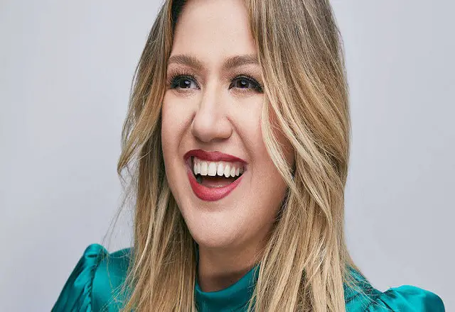 Another record broken- kelly clarkson get Coaches in shock as she broke the voice protocol after 13 seasons