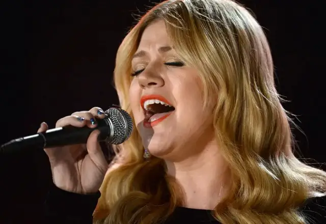 Kelly Clarkson Is Pro-Romance, But Would Prefer If It Didn’t Interrupt Football