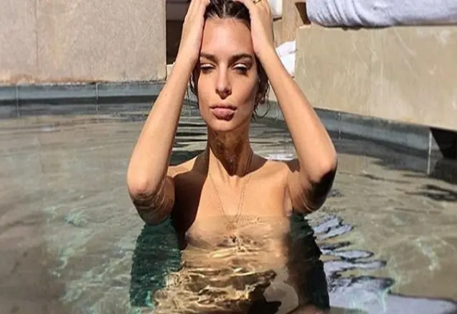 Fans  excited  after seeing  topless  Emily ratajowski singing in  her bathtub.__ See Photos