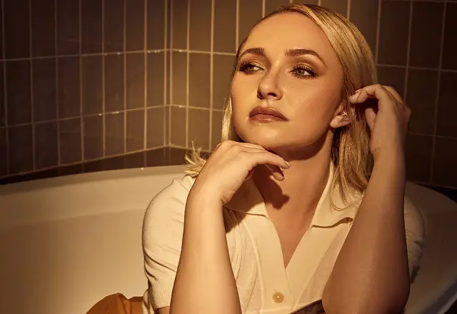 Big  booty Hayden Panettiere gave her fans a racy show in the bathroom.__See Photos