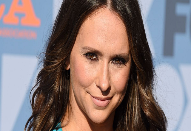 Jennifer love hewitt  Says She’s No Longer A Fan Of Clothes ; Takes Them Off During Easter Party And Left Them Dangling.__ See Photos